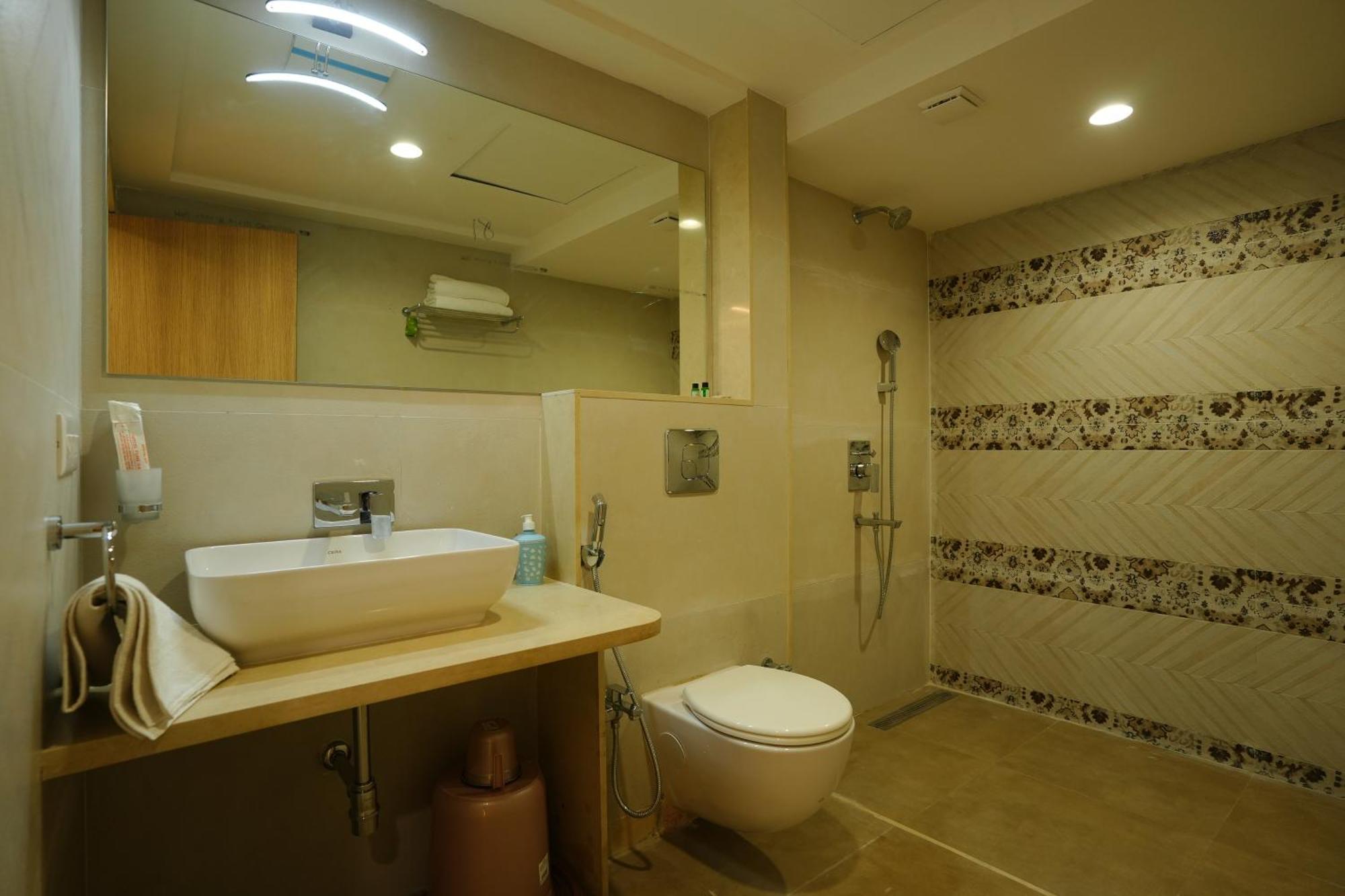 Hotel 6 Seasons, Koregoan Park, بونة المظهر الخارجي الصورة