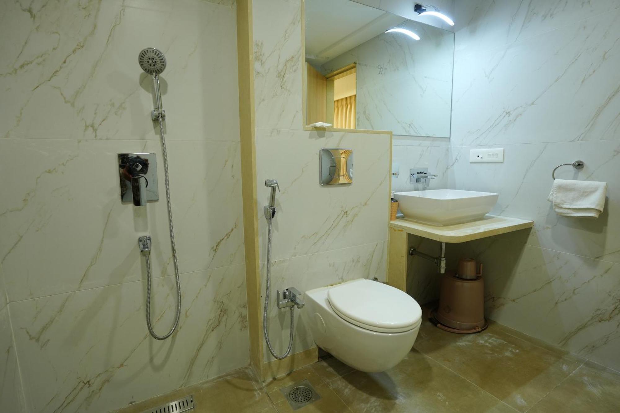 Hotel 6 Seasons, Koregoan Park, بونة المظهر الخارجي الصورة