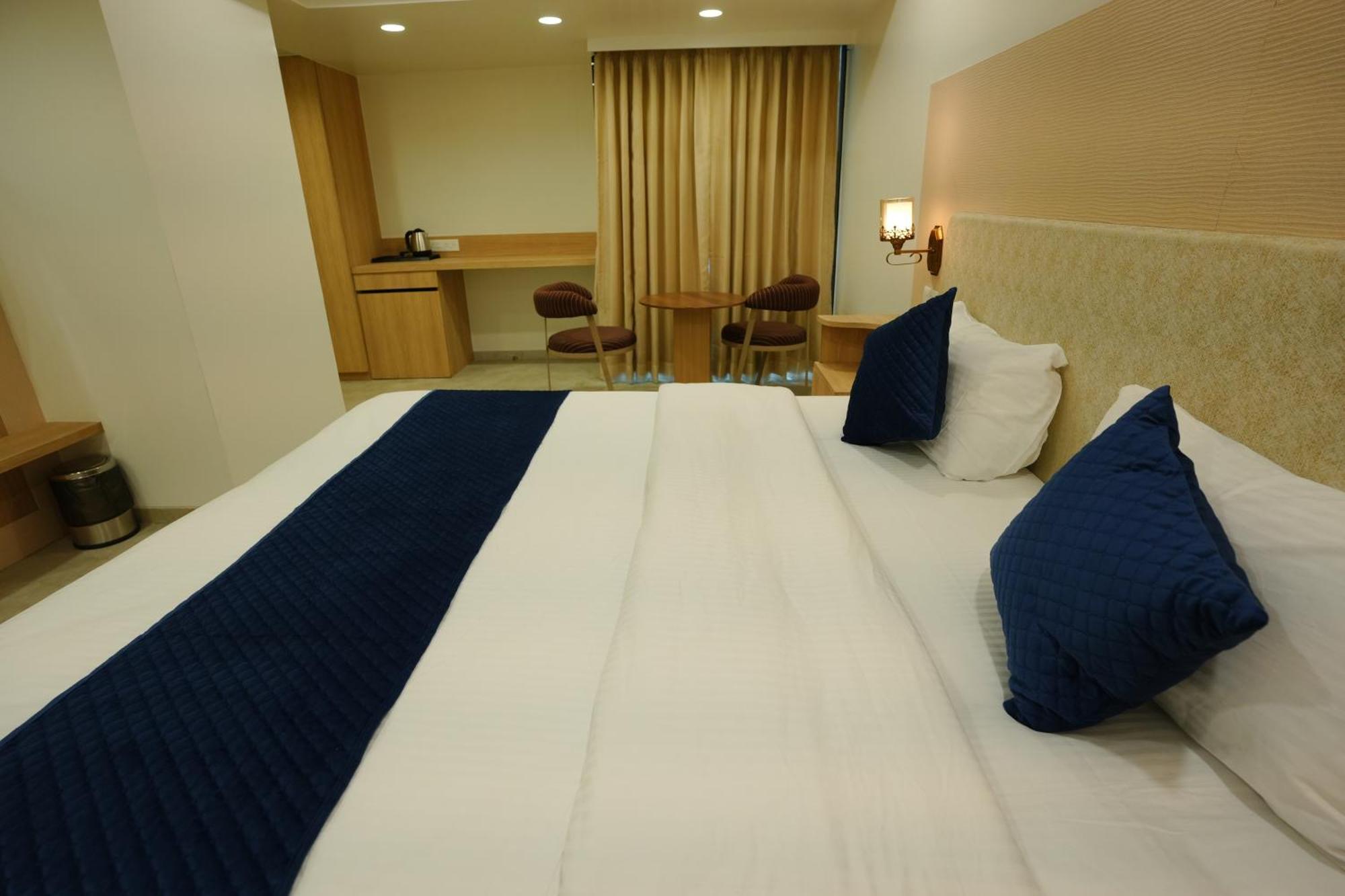 Hotel 6 Seasons, Koregoan Park, بونة المظهر الخارجي الصورة