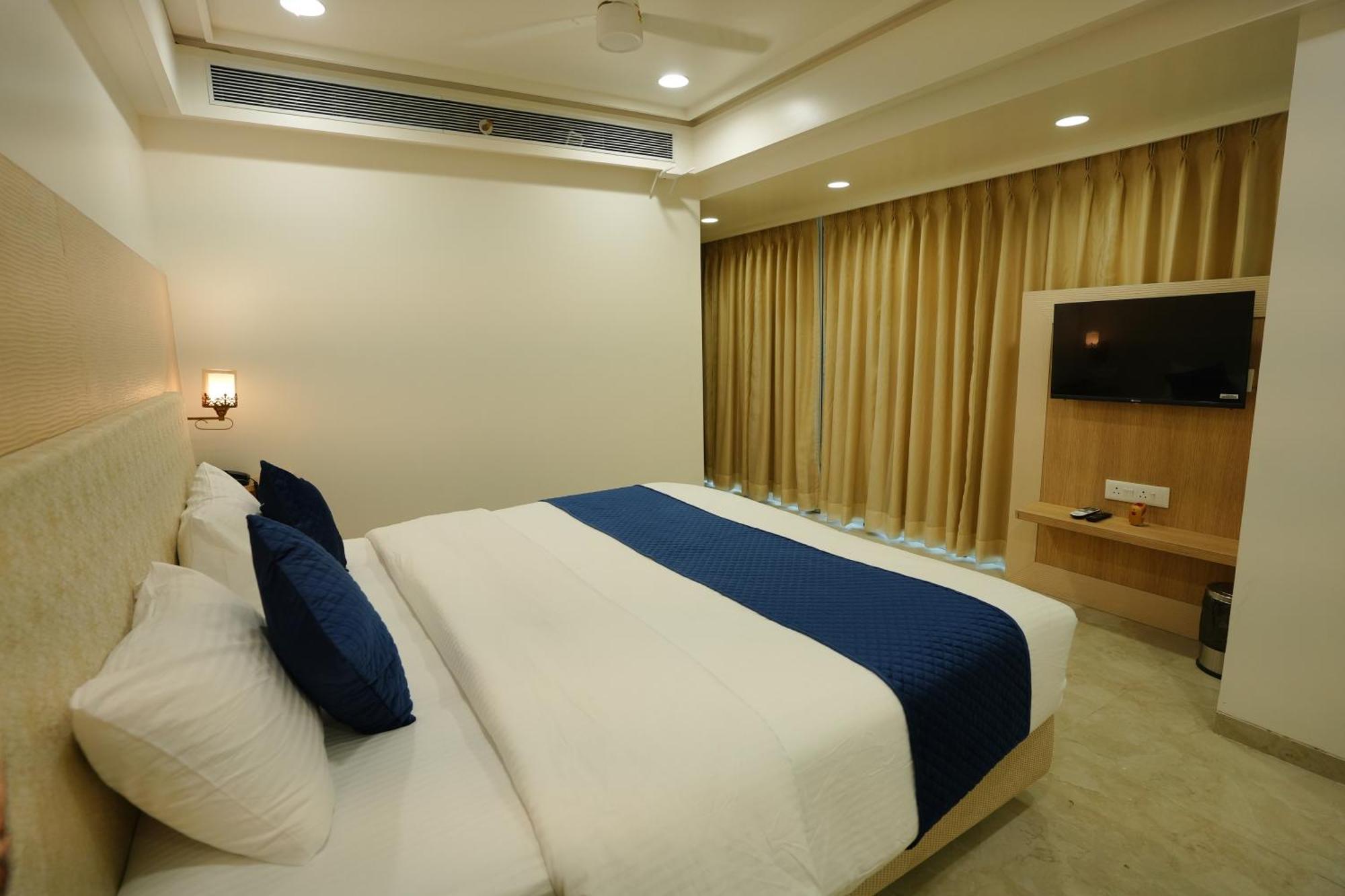 Hotel 6 Seasons, Koregoan Park, بونة المظهر الخارجي الصورة