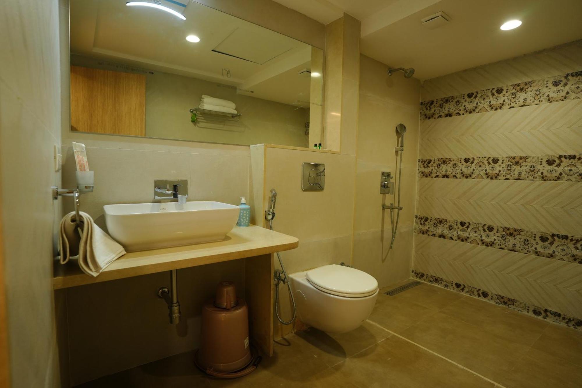 Hotel 6 Seasons, Koregoan Park, بونة المظهر الخارجي الصورة