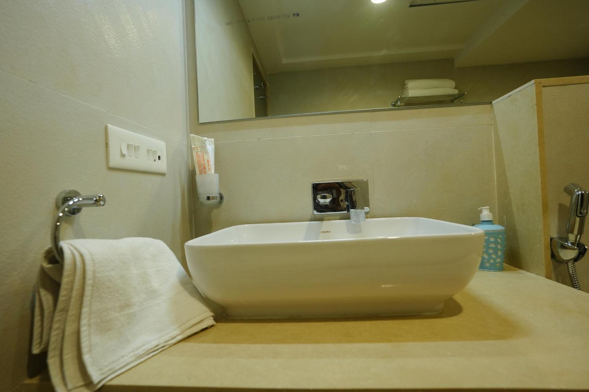 Hotel 6 Seasons, Koregoan Park, بونة المظهر الخارجي الصورة