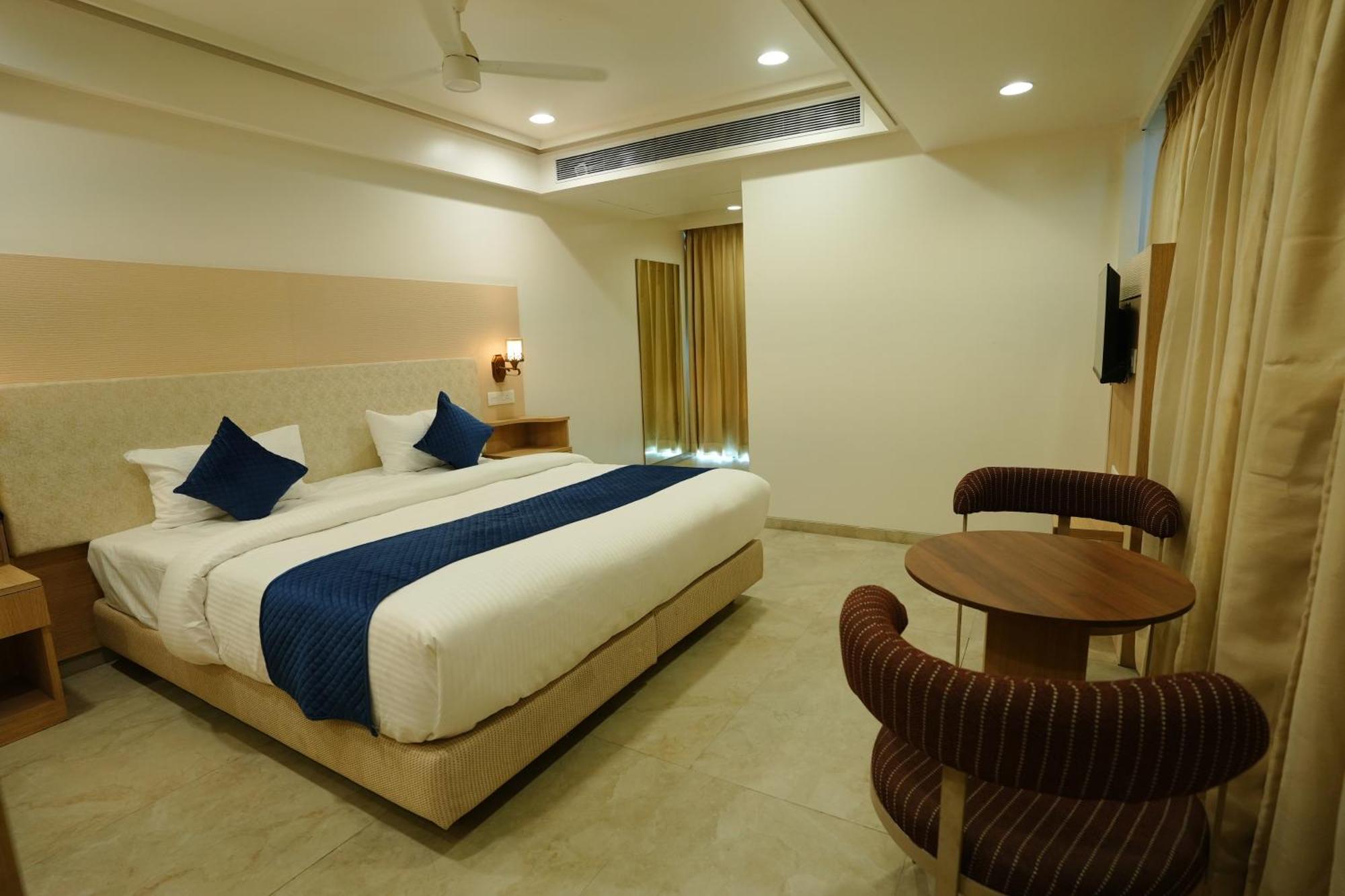 Hotel 6 Seasons, Koregoan Park, بونة المظهر الخارجي الصورة