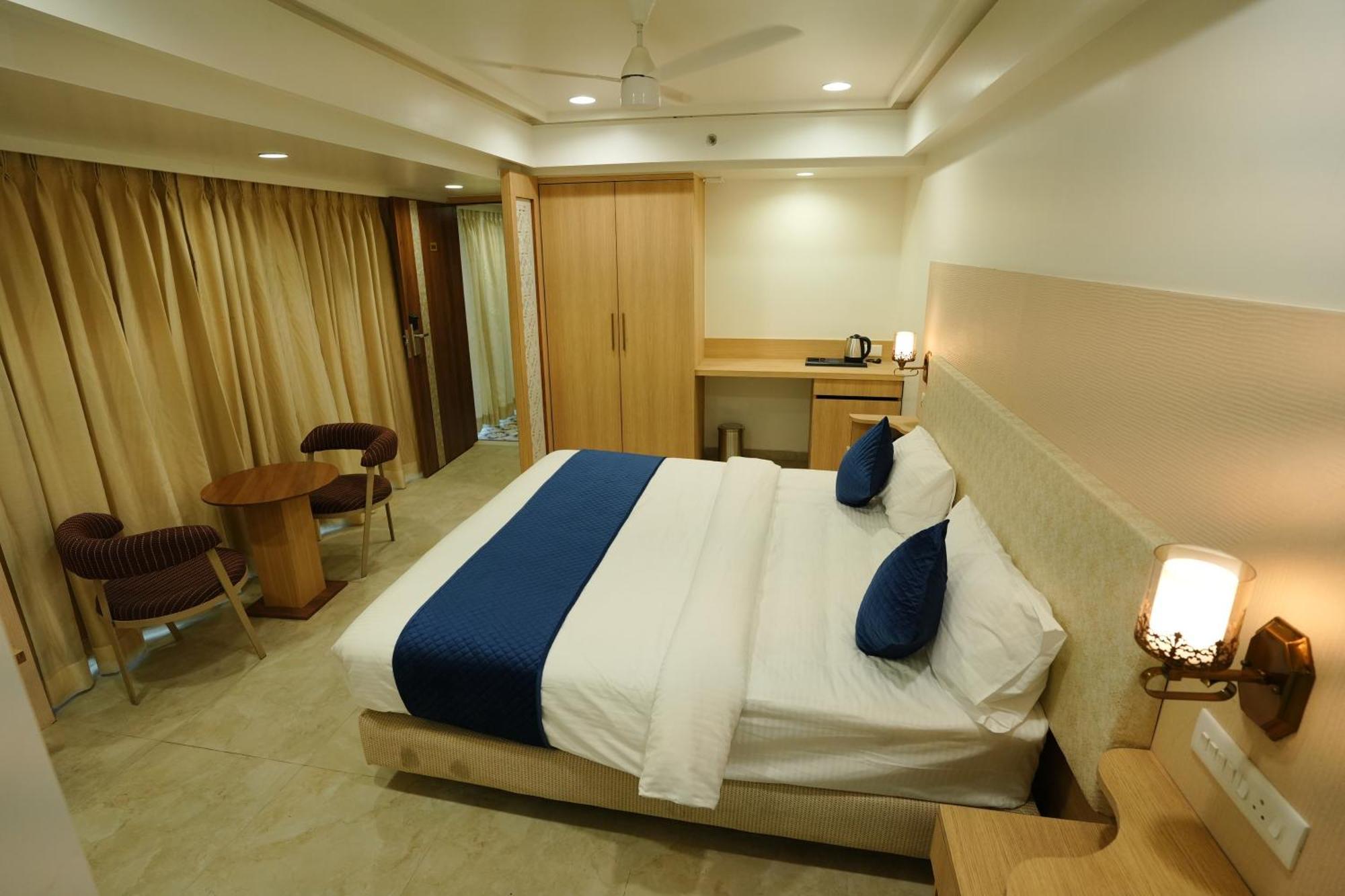 Hotel 6 Seasons, Koregoan Park, بونة المظهر الخارجي الصورة