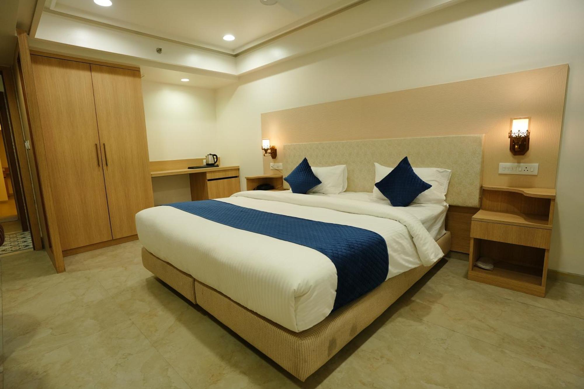 Hotel 6 Seasons, Koregoan Park, بونة المظهر الخارجي الصورة