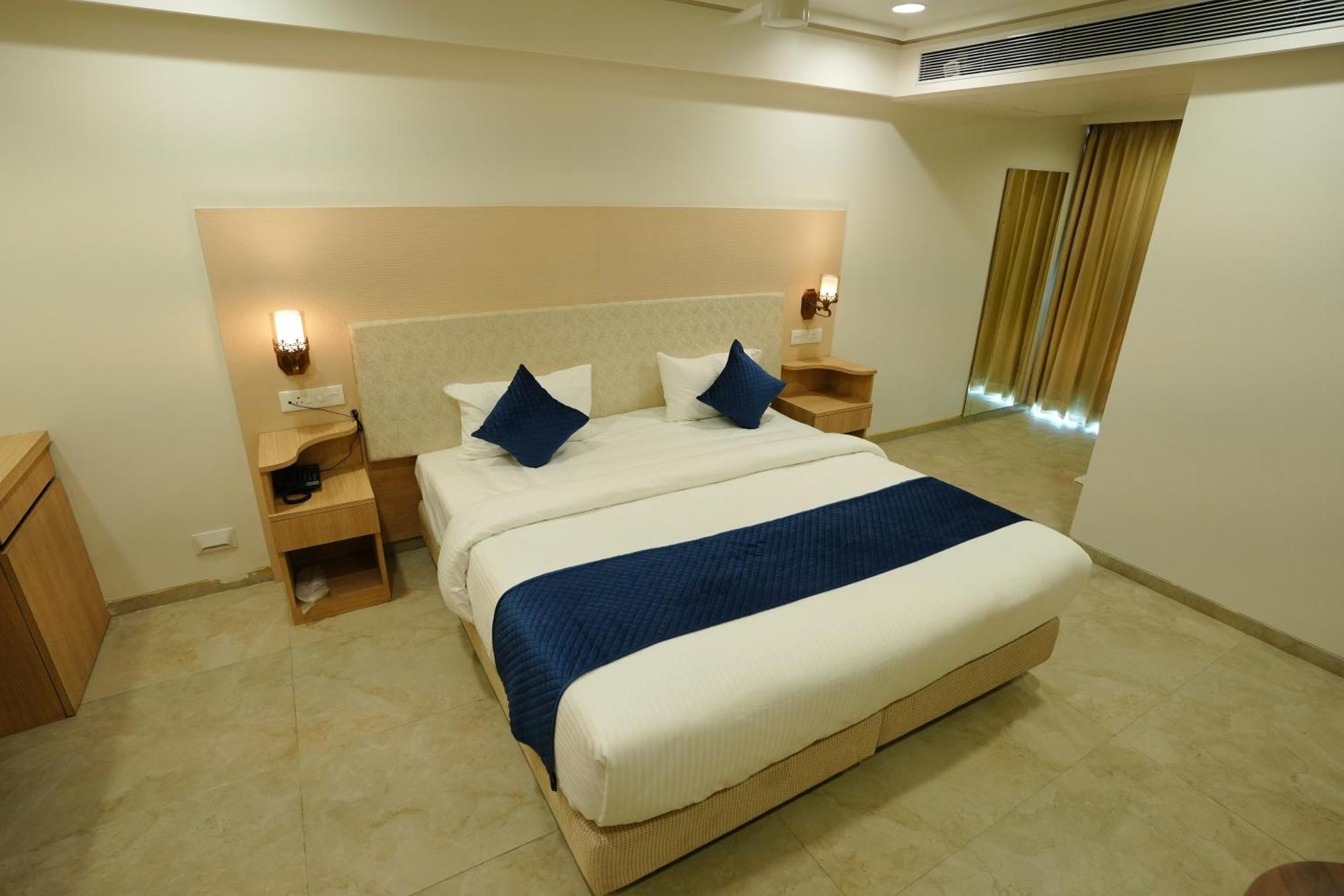Hotel 6 Seasons, Koregoan Park, بونة المظهر الخارجي الصورة