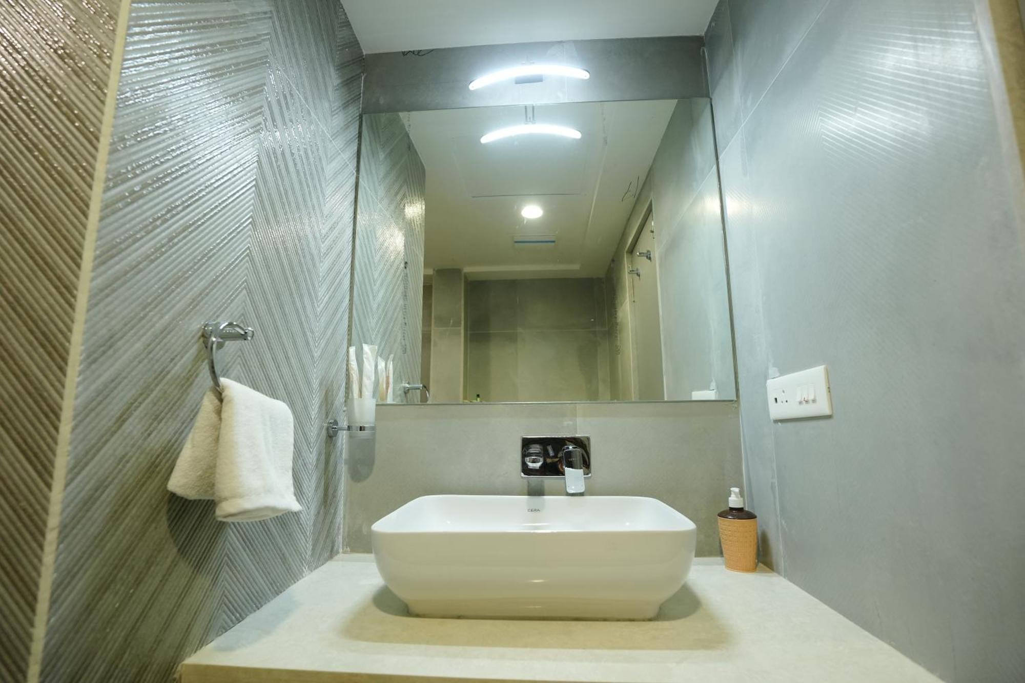Hotel 6 Seasons, Koregoan Park, بونة المظهر الخارجي الصورة